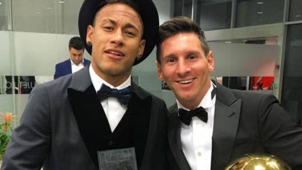 Neymar e Messi durante a cerimonia da Bola de Ouro de 2016 Reproducao/Instagram