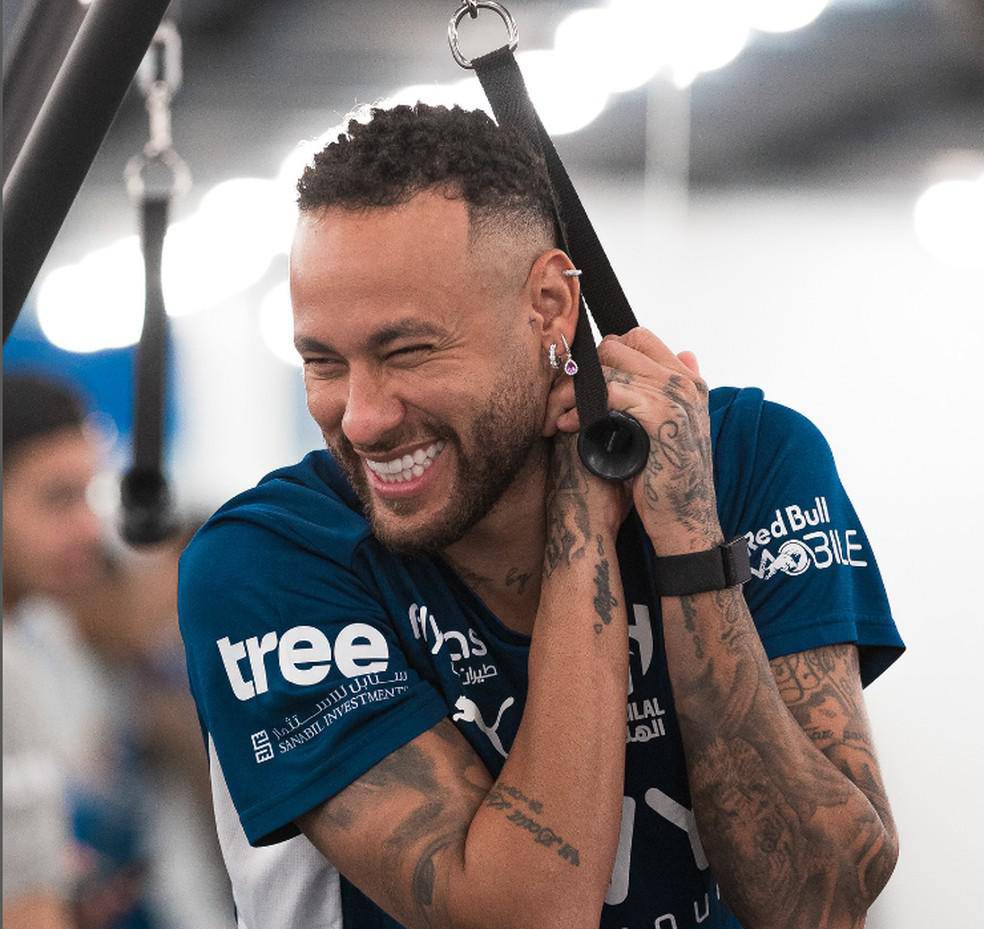 Neymar mostrou bom humor na reapresentacao do Al-Hilal