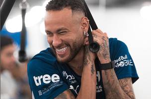 Neymar mostrou bom humor na reapresentacao do Al-Hilal (Foto: Divulgacao / Al-Hilal)