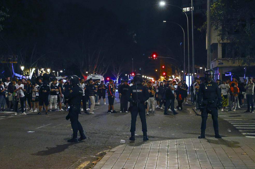 Policia tenta conter os protestos de torcedores do Valencia