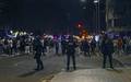 Policia tenta conter os protestos de torcedores do Valencia (Foto: EFE / Manuel Bruque