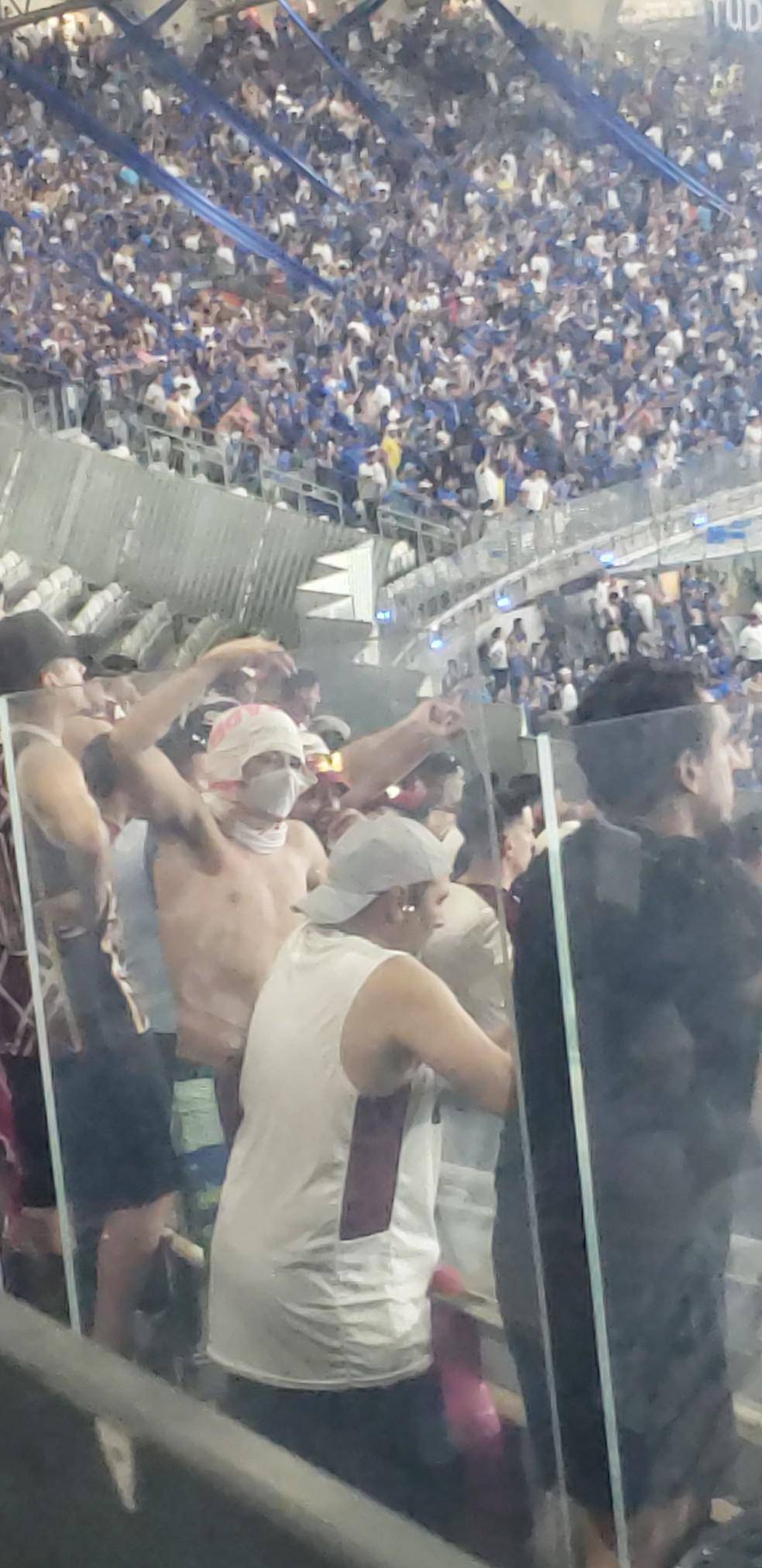 Torcedor do Lanus imita macaco em direcao a torcida do Cruzeiro