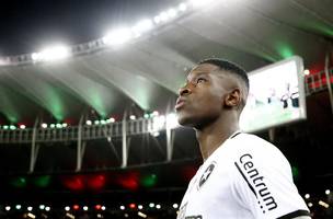 Luiz Henrique entrando em campo no ultimo classico, contra o Fluminense (Foto: Vitor Silva/ Botafogo)