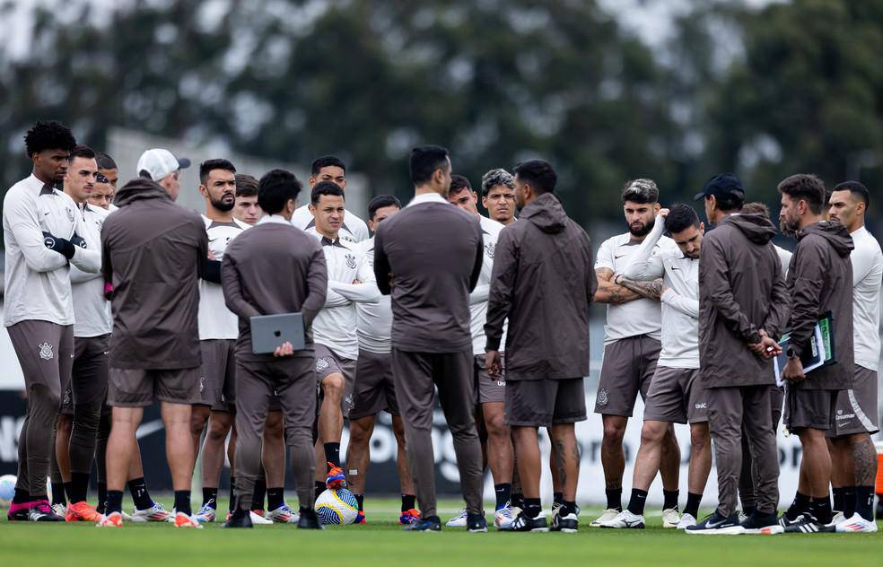 Ramon Diaz conversa com elenco do Corinthians