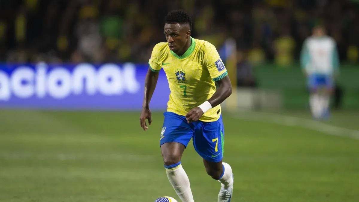 Treinador manterá os 11 titulares apenas com a saída de Rodrygo, lesionado, para a entrada de Vini Jr.