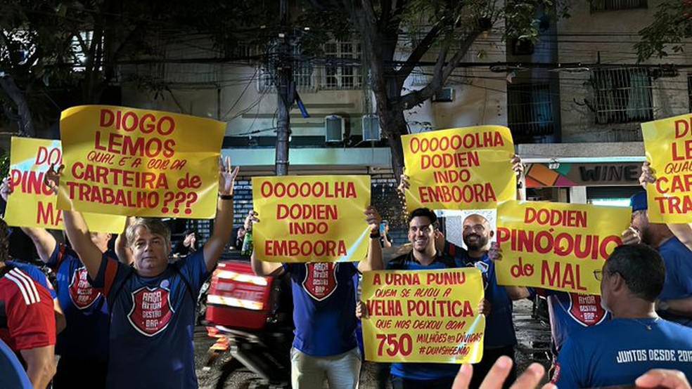 Apoiadores de Bap protestam contra diretoria do Flamengo com cartazes