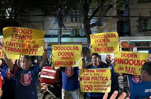 Apoiadores de Bap protestam contra diretoria do Flamengo com cartazes (Foto: Divulgacao)