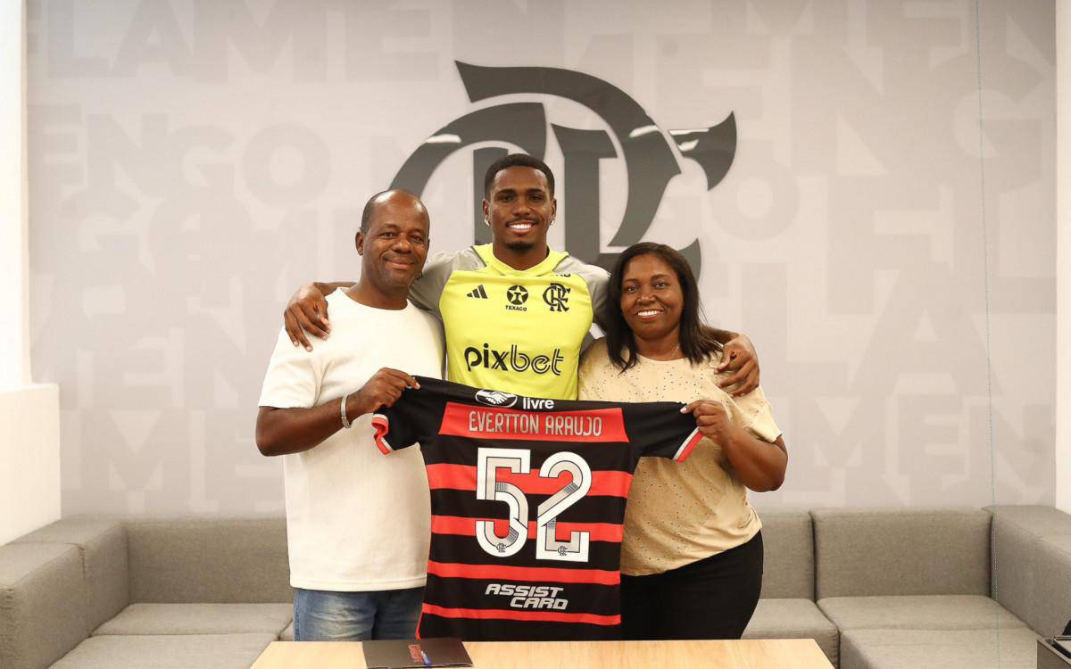 Evertton Araujo assinou novo contrato com o Flamengo na presenca dos pais