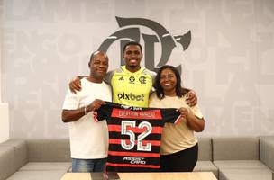 Evertton Araujo assinou novo contrato com o Flamengo na presenca dos pais (Foto: Gilvan de Souza / Flamengo)