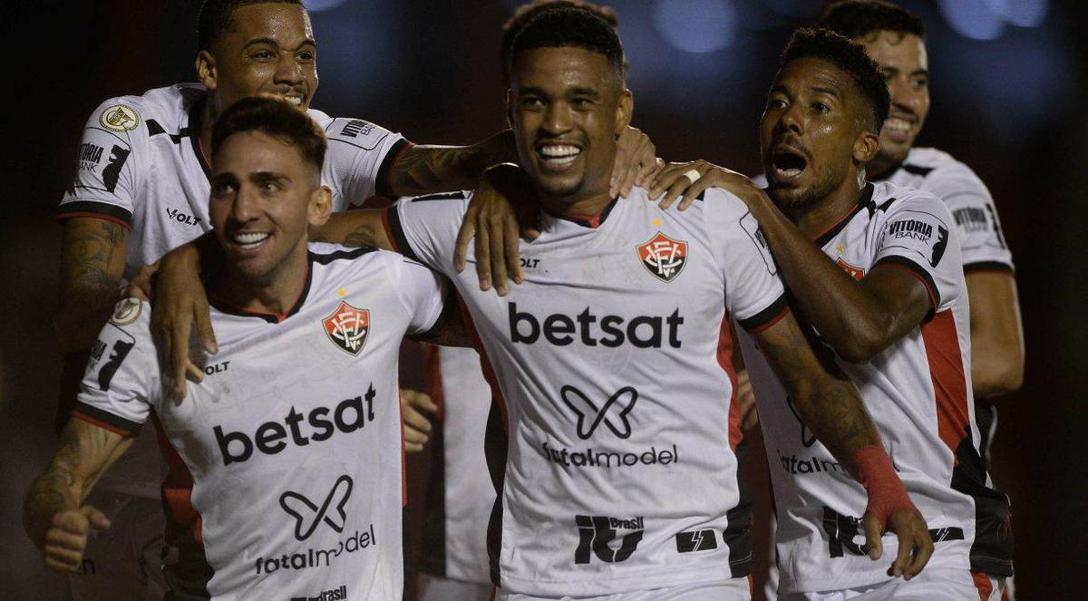 Jogadores do Vitoria comemoram um dos gols de Alerrandro sobre o Fortaleza Reproducao/X @Brasileirao/Jhony Pinho/ Agif/Gazeta Press