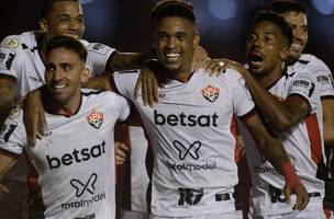 Jogadores do Vitoria comemoram um dos gols de Alerrandro sobre o Fortaleza Reproducao/X @Brasileirao/Jhony Pinho/ Agif/Gazeta Press (Foto:  Reproducao/X @Brasileirao/Jhony Pinho/ Agif/Gazeta Press)