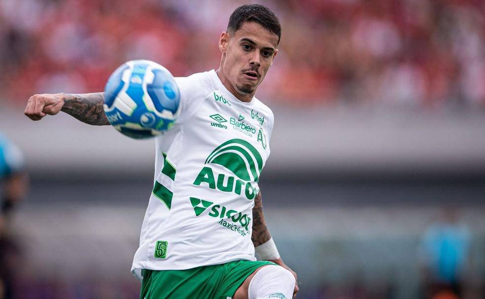 Zagueiro Lucas Freitas em acao com a camisa da Chapecoense