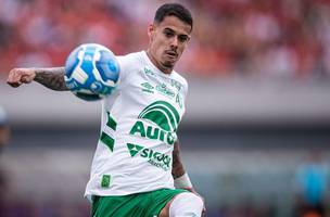 Zagueiro Lucas Freitas em acao com a camisa da Chapecoense (Foto: Divulgacao/Chapecoense)