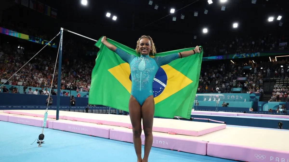 É ouro! Rebeca Andrade vence no solo em Paris e se torna a maior medalhista do Brasil