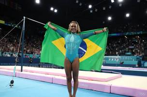 É ouro! Rebeca Andrade vence no solo em Paris e se torna a maior medalhista do Brasil (Foto: TNT)