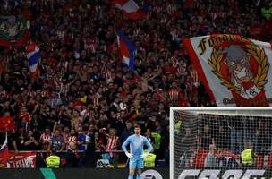 Atlético de Madrid x Real Madrid é paralisado por confusão de torcedores... (Foto: TNT)