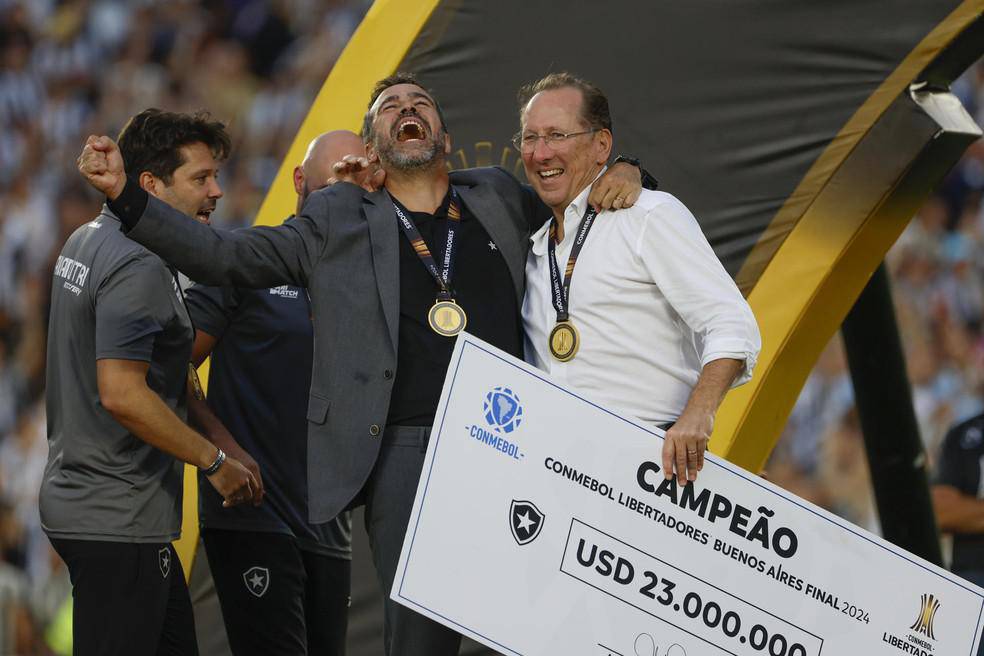 Artur Jorge comemora titulo do Botafogo na Libertadores ao lado de John Textor.