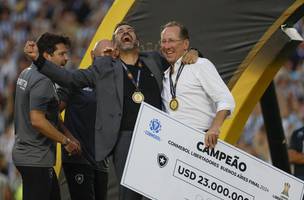 Artur Jorge comemora titulo do Botafogo na Libertadores ao lado de John Textor. (Foto: Antonio Lacerda/EFE)