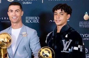 Cristiano Ronaldo e filho em premiacao (Foto: Divulgacao / @Cristiano)