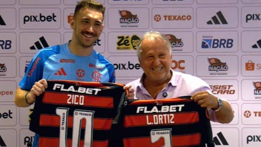 Idolo historico do Flamengo, Zico entrega camisa 10 para Leo Ortiz.