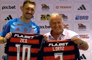 Idolo historico do Flamengo, Zico entrega camisa 10 para Leo Ortiz. (Foto: Reproducao/FlaTV)