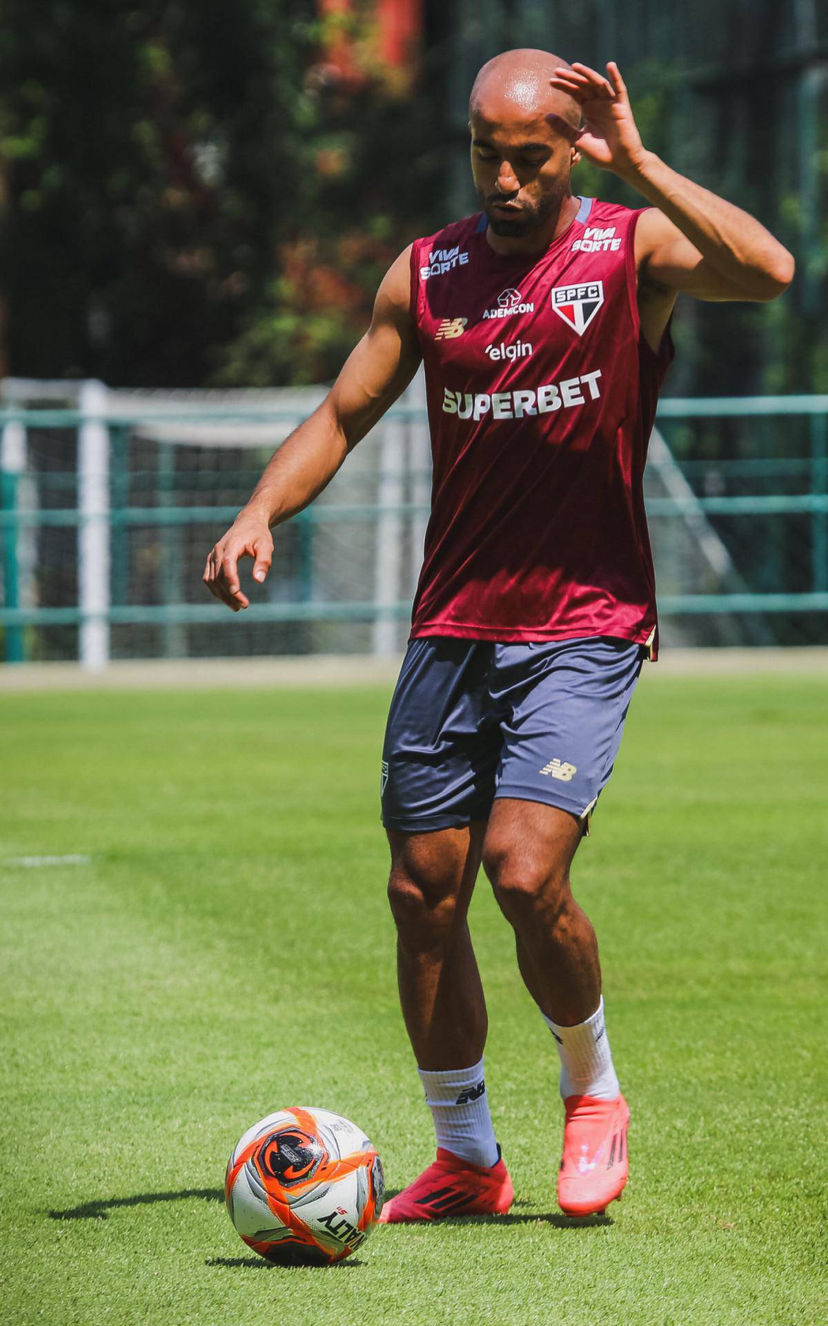 Lucas Moura, do Sao Paulo, e um dos lideres do movimento contra o gramado sintetico