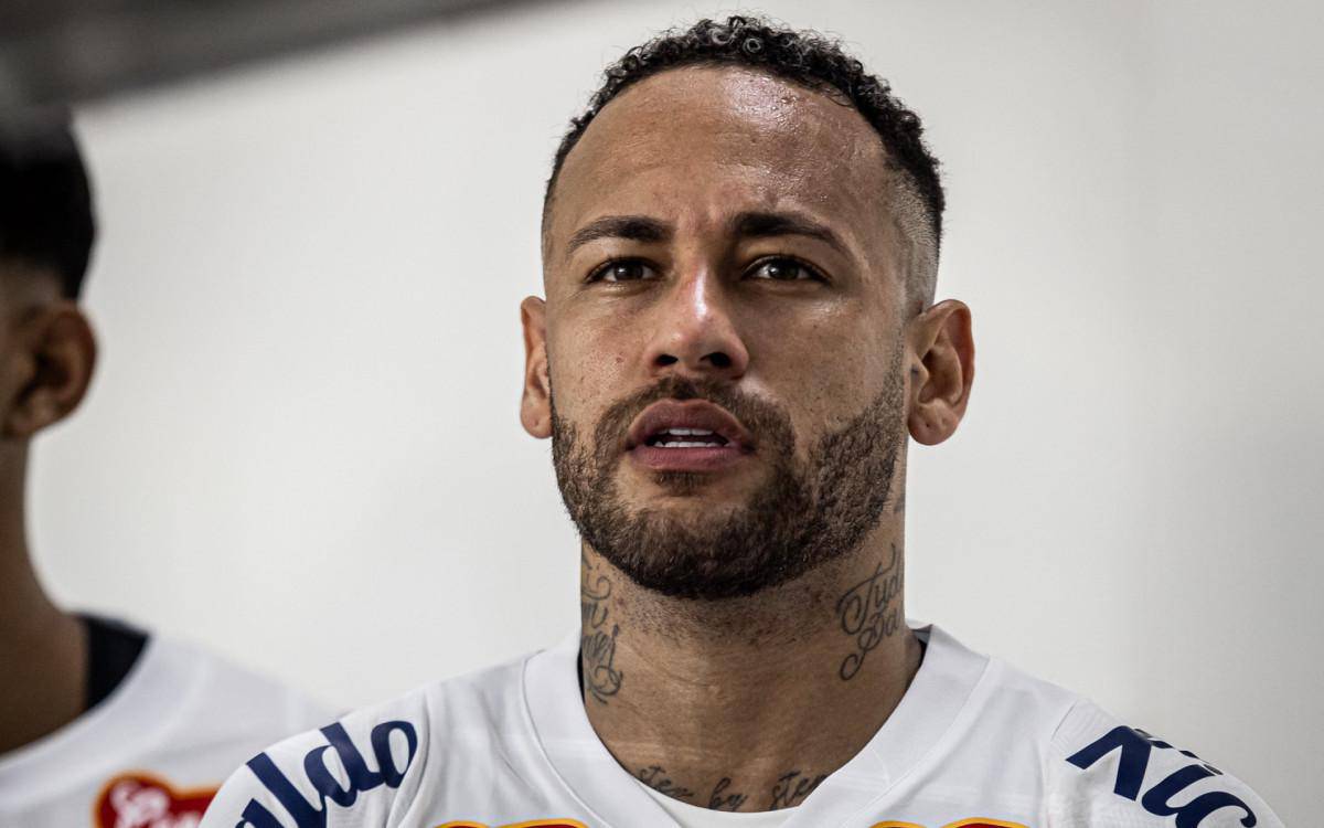 Neymar entrou em campo no segundo tempo do empate entre Santos e Botafogo-SP