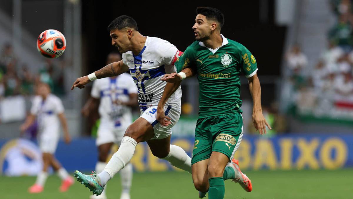 O jogador Flaco Lopez, da SE Palmeiras, disputa bola com o jogador do EC Agua Santa, durante partida valida pela fase de grupos, do Campeonato Paulista, Serie A1, no Estadio Mane Garrincha.