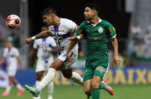 O jogador Flaco Lopez, da SE Palmeiras, disputa bola com o jogador do EC Agua Santa, durante partida valida pela fase de grupos, do Campeonato Paulista, Serie A1, no Estadio Mane Garrincha. (Foto: Cesar Greco/Palmeiras/by Canon)