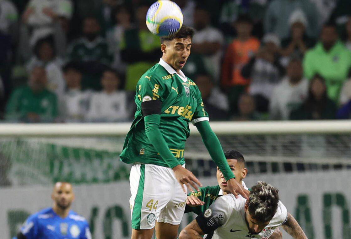 O jogador Vitor Reis, ex-Palmeiras, disputa bola com o jogador do SC Corinthians P, durante partida valida pela decima terceira rodada, do Campeonato Brasileiro, Serie A, na arena Allianz Parque.