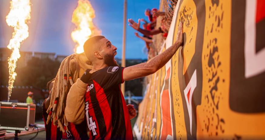 Wagner Leonardo comemora gol com torcida do Vitoria.