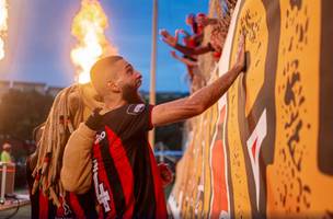 Wagner Leonardo comemora gol com torcida do Vitoria. (Foto: Victor Ferreira / EC Vitoria)