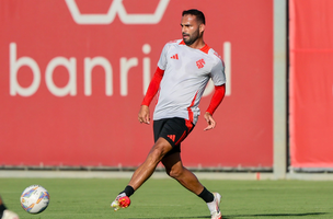 Apos o volante ter sua venda ao Santos frustrada, retornou aos treinos no clube gaucho e pode ser opcao no Gre-Nal decisivo. (Foto: Ricardo Duarte/SCI)