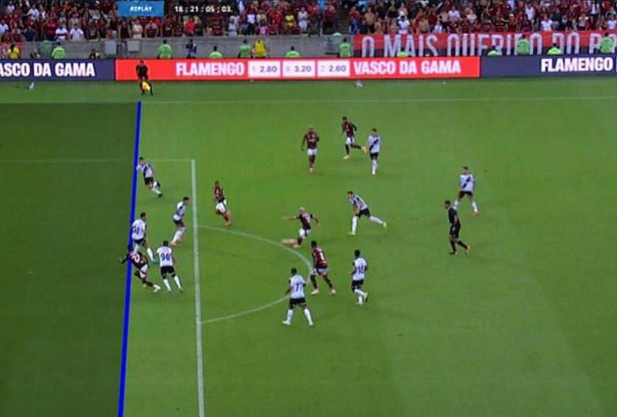 As linhas do VAR tracadas para verificar impedimento no gol de Bruno Henrique sobre o Vasco, na semifinal do Campeonato Carioca.