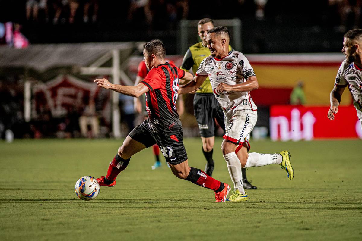 Atacante foi homenageado pela diretoria do Vitoria