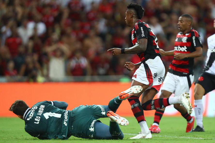 Bruno Henrique fez o centesimo gol com a camisa do Flamengo sobre o Vasco