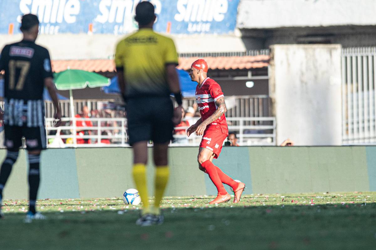 Em decorrencia do lance, a partida se estendeu ate os 65 minutos do segundo tempo e terminou com o CRB tetracampeao alagoano.