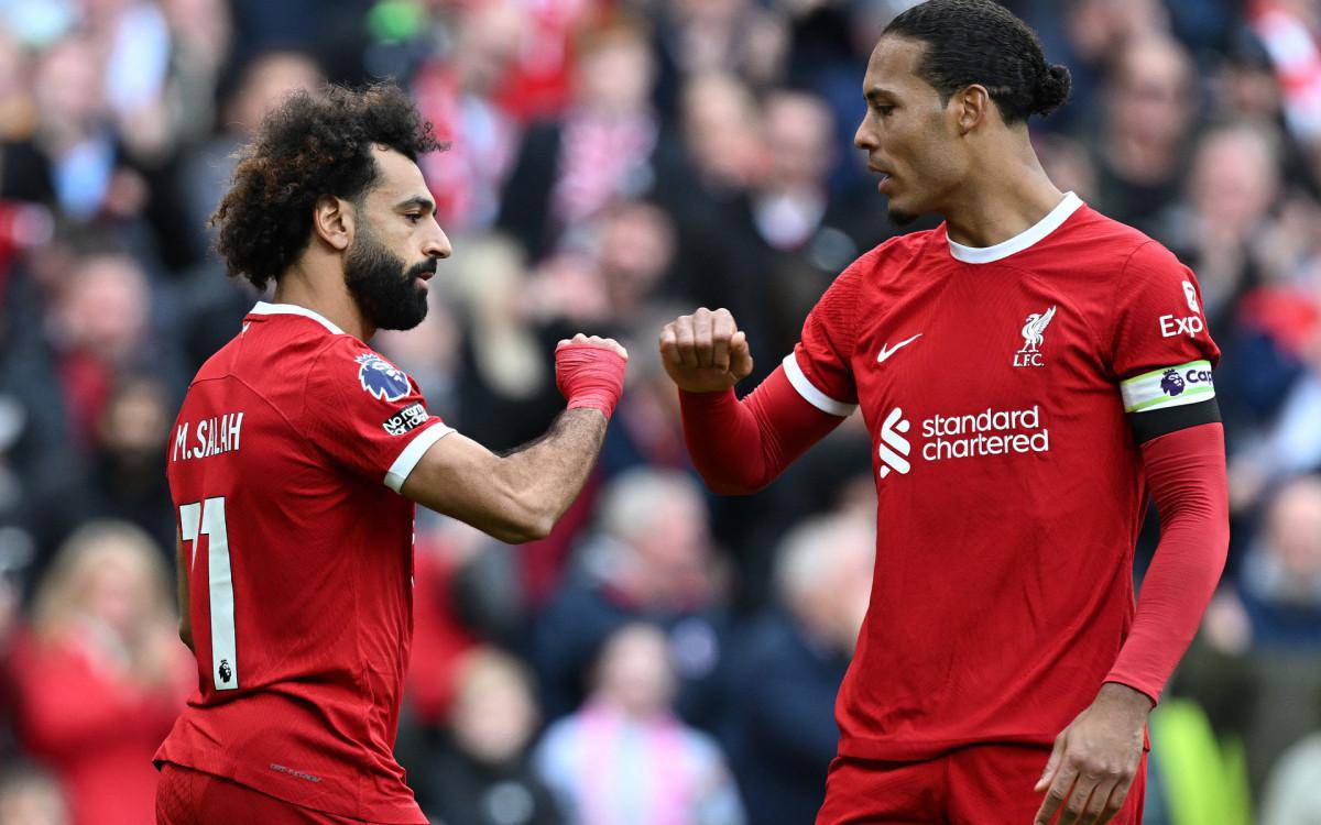 Salah e Van Dijk comemoram gol do Liverpool