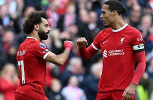 Salah e Van Dijk comemoram gol do Liverpool (Foto: Paul Ellis / AFP)