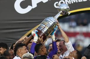 Taca da Libertadores sendo levantada por John Textor e os jogadores (Foto: Alejandro Pagni/AFP)