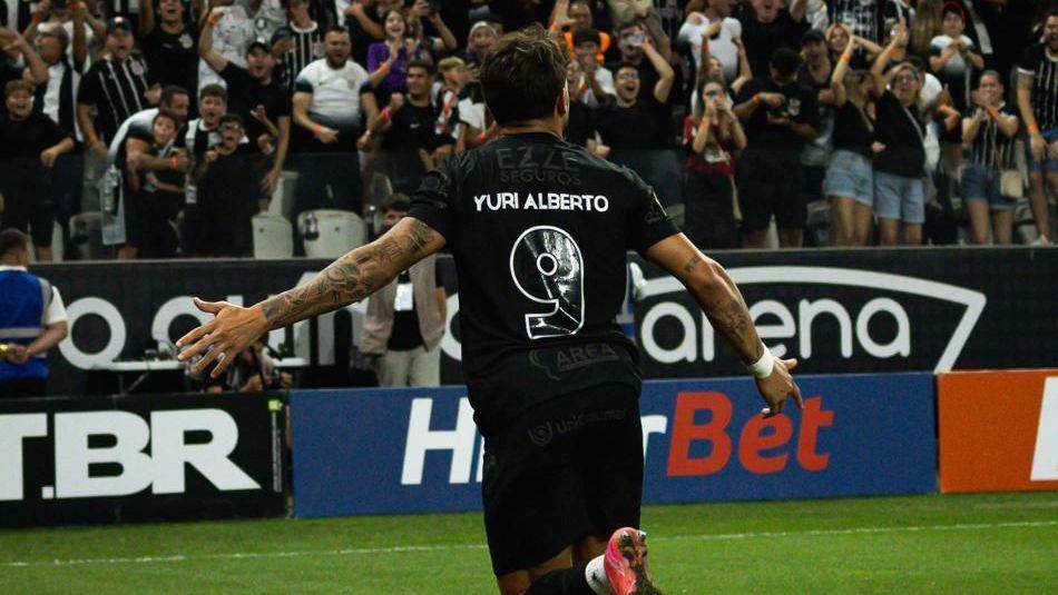 Yuri Alberto comemora gol contra o Santos, na semifinal do Campeonato Paulista.